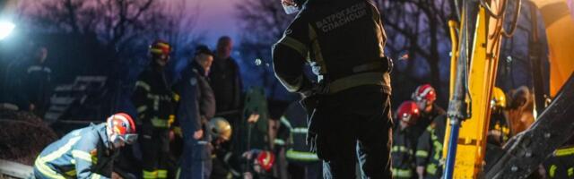 BORBA ZA ŽIVOT RADNIKA IZ MLADENOVCA: Tona zemlje se srušila na čoveka, porodica i kolege u šoku!