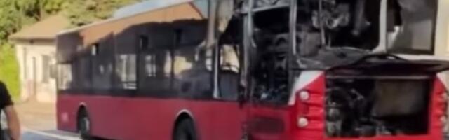 Zapalio se autobus usred ulice: Drama u Beogradu (VIDEO)