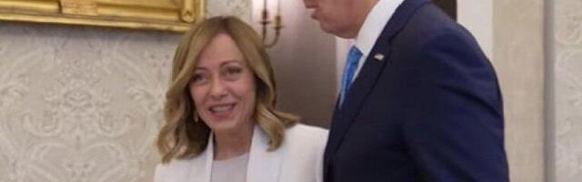 KAKAV JE SAD OVO POLJUBAC? Novi gaf Džoa Bajdena šokirao sve! Prišao premijerki Italije, zagrlio je i uradio najluđu stvar (VIDEO)