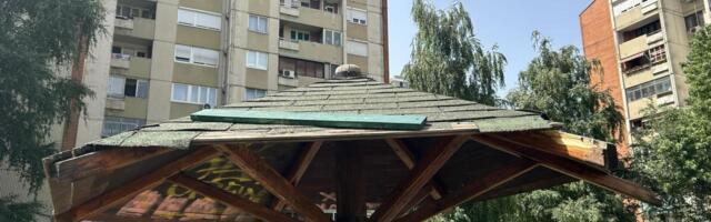 Zarđali ekseri i polomljeni letnjikovci u međublokovskom parku na Bulevara Nemanjića