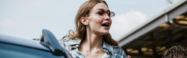 OVO je ubedljivo NAJPOŽELJNIJA TORBICA sezone! "Oduvala" je sve modele, a nose je slavne manekenke