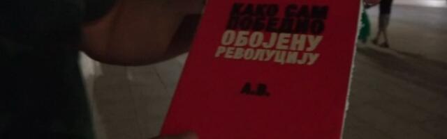 Performans u Užicu: "Vučić" promoviše knjigu "Kako sam pobedio obojenu revoluciju (VIDEO)