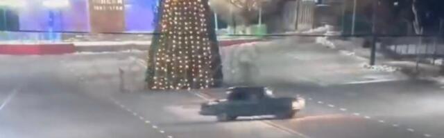 "Ladom" ludovao po trgu, pa rasturio ogromnu jelku! Kamera sve snimila, evo kako su ga kaznili