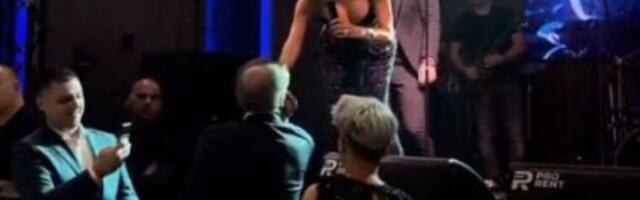 Mamić poljubio Ceci ruku (VIDEO)