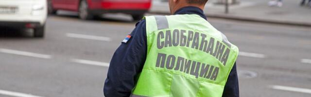 SRBIN DIGAO BUKU NA MREŽAMA: Kažnjen zbog telefona, tvrdi da je samo pevao u kolima