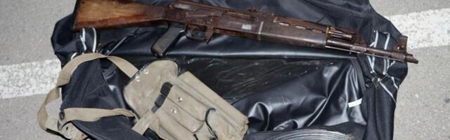 FOTO: Hapšenje u Mladenovcu: U golfu pronađena automatska puška i municija