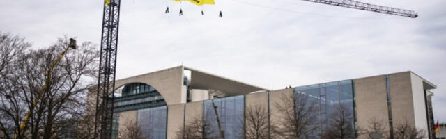 Гринписови активисти извели протест на дизалици испред канцеларије Фридриха Мерца