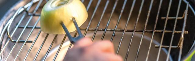 Da li ste znali da crnim lukom možete očistiti rešetku za roštilj? Još ako dodate ovu namirnicu, ima da blista