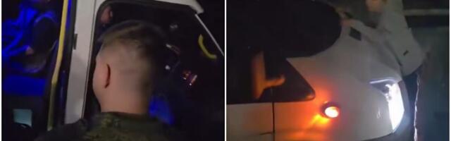 MASOVNE RACIJE U RUSKIM GRADOVIMA, ŽENE OČAJNE: "PROKLETI BILI"! Vojska presreće automobile, trpa muškarce u kombije i tera na ratište u Ukrajini (VIDEO)
