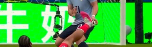 Komična situacija prethodila preokretu Urugvaja: Pritekao u pomoć rivalu, pa sve obustavio i priključio se napadu iz kojeg je pao gol /VIDEO/