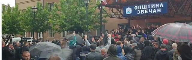 Na severu KiM od danas prekid nastave; Zvečan: Srpska lista i građani traže da novi gradonačelnici ne dolaze i da se povuče policija, na okupljene bačen suzavac