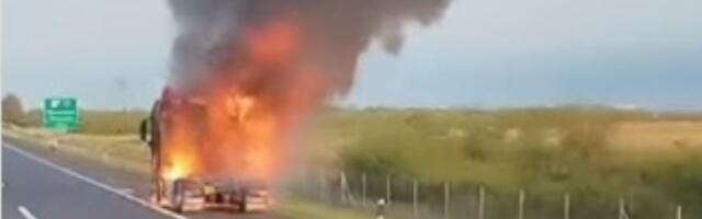 Buktinja na auto-putu: Zapalio se kamion (VIDEO)