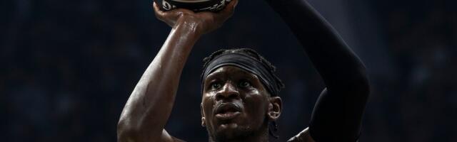 Bonga je Partizanov Jokić, saigrač je pažljivo gledao u tablu (FOTO)