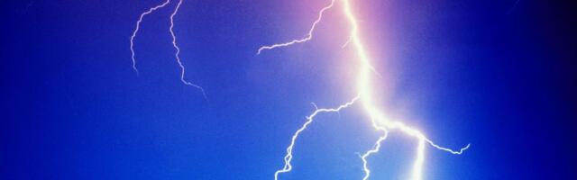 UZNEMIRUJUĆE Jezivi prizori u Turskoj: Radnika pogodio grom, kamera snimila tragediju