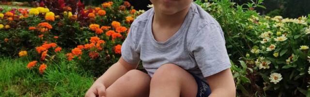 Maleni Vojin mora svakodnevno da vežba da bi stao na noge: Humanost sada može da promeni njegov život