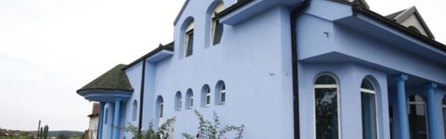 Političar VLASNIK NEBO PLAVE VILE u Hrtkovcima: Prostire se na 345 kvadrata, plaćena je PAPRENO, a ovako je glasio njegov NATPIS koji prolaznici nisu mogli da zaobiđu (FOTO)