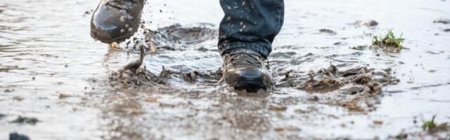 Kako se rešiti flekica od blata sa pantalona? Pomoću ove cake biće sačuvane od kiše i bljuzge