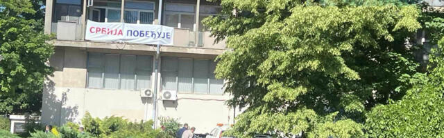 Na zgradi ,, osmospratnice,, parola ,, Srbija pobeđuje,,