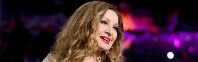 Pena parti: Danica u sedmoj deceniji provocira u kadi (FOTO)