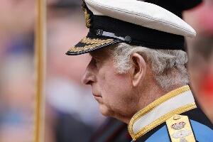 Андерсенове приче – Краљ Чарлс не путује без плишаног меде и даске за ве-це шољу