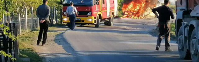 Spasio dvoje ljudi iz zapaljenog vozila sigurne smrti: Herojski čin Semira iz Novog Pazara, auto ispred njega bio buktinja, a vozač toga nije bio ni svjestan