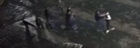 Isplivao snimak masovne tuče u Tutinu: Sevale pesnice na gradskom trgu, ne zna se ko koga udara (video)