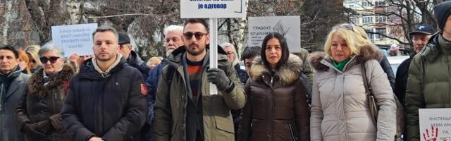 Prosvetni radnici Jablaničkog okruga ispred opštinske inspekcije u Leskovcu najavili nastavak borbe za slobodu obrazovanja