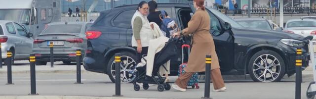 Paparaco: Uhvatili smo Vericu Šerifović na aerodromu sa unukom Marijom i dadiljom!