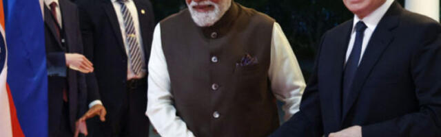 Моди поклонио Путину копију древног индијског текста „Багавад Гита"