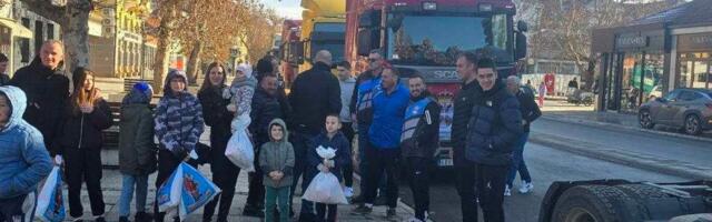 Kamiondžije “Dukata” i ove godine dele paketiće tokom defilea Leskovcem