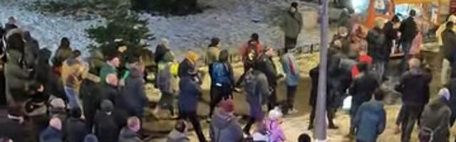 Haotično na Gradskom trgu: Ana Bekuta zasuta grudvama