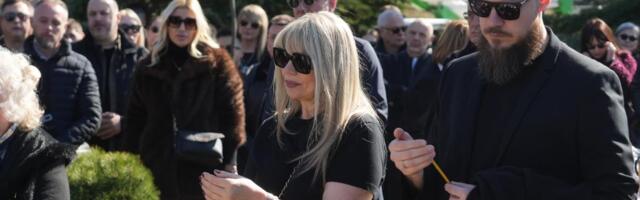 SUZANA JOVANOVIĆ SE JEDVA ODVOJILA OD SPOMENIKA: Smogla snage na kraju i otkrila kako joj se Saša Popović javlja u snu (FOTO/VIDEO)