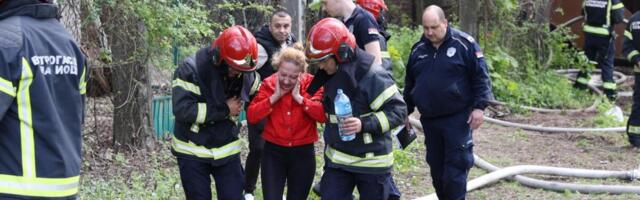 POTRESAN PRIZOR! "OSTALA SAM NA ULICI SA DECOM, NEMAM VIŠE NIŠTA" Samohranoj majci požar progutao dom, pozlilo joj kad je videla zgarište!  (foto)