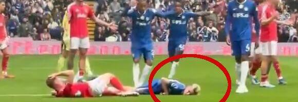 HOROR SCENA U PREMIJER LIGI! Fudbaler Čelsija nepomično ležao na travi, hitno prebačen u bolnicu! (VIDEO)