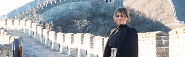 Kada su ljudi videli kako se Melanija obukla za šetnju Kineskim zidom, zanemeli su: Priredila reviju modnih izdanja koja se i danas pamte!