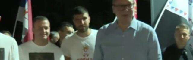 Вучић се срео са грађанима који пешаче на скуп 27. јуна у Београду