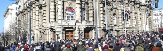Lekari se skupili ispred Vlade Srbije i pročitali imena 105 kolega umrlih od korone: Održali su minut ćutanja, pa izneli svoje zahteve