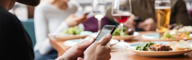 KOLIKO MOŽETE DA IZDRŽITE BEZ MOBILNOG? Restoran nudi super poklon ako ne koristite telefon tokom večere