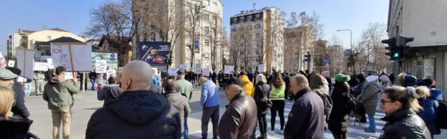 Kragujevčani i danas tišinom i blokadom raskrsnice kod "Uzora" odali poštu žrtvama novosadske tragedije (FOTO)