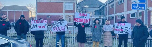 FOTO: Roditelji đaka se okupljaju ispred OŠ „Petar Petrović Njegoš“ da bi podržali nastavnike