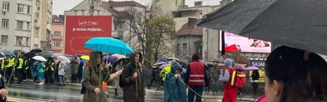MOGU PRAVO U LjOTIĆEV ZBOR: Prosvetni radnici istakli jezivi simbol fašizma na blokadi Brankovog mosta