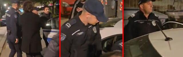 Nestvarne scene sa protesta: Priveden, pa "ispario" iz policijskog auta (VIDEO)