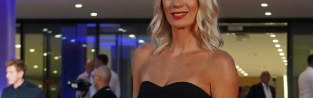 AU, ŽENO, NISI HUMANA! Skinula se Ana Stanić, isklesani trbušnjaci i minijaturni bikini NISU ZA ONE SA SLABIM SRCEM! (GALERIJA)