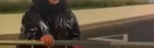 Блокадерка поцепала српску заставу