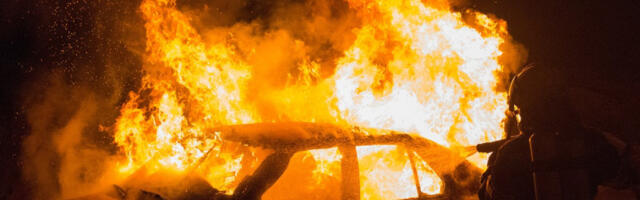 Изгорела два аутомобила на Чукарици, нема повређених