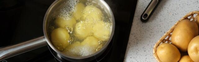 Krompir vam se predugo kuva? Dodajte 1 sastojak i skratite vreme - biće mek i ukusan