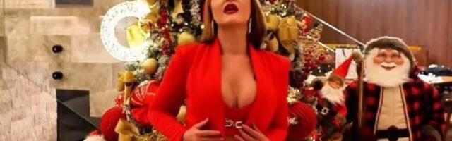 Čuvena "Zlobnica" stala ispred jelke i isturila grudi: Glumica i u šestoj deceniji puca od seksepila