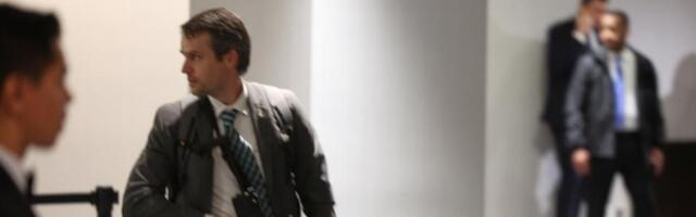 PUCNJAVA u Beloj kući: Trampa izvlačili iz sale, Melanija PRVA pala pod sto - agent upucan (VIDEO)