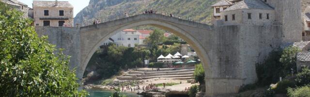 Skočio sa Starog mosta, pa nestao pod vodom: Uznemirujući snimak s lica mesta