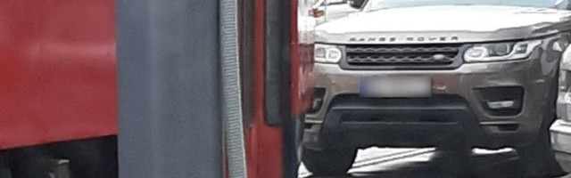BAHATO Parkirao se nasred tramvajskih šina (FOTO)